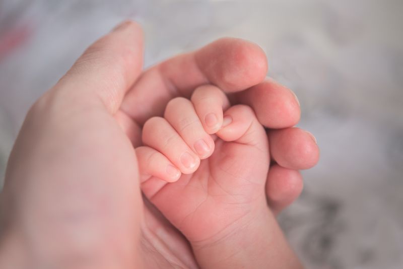 Hände Baby und Eltern